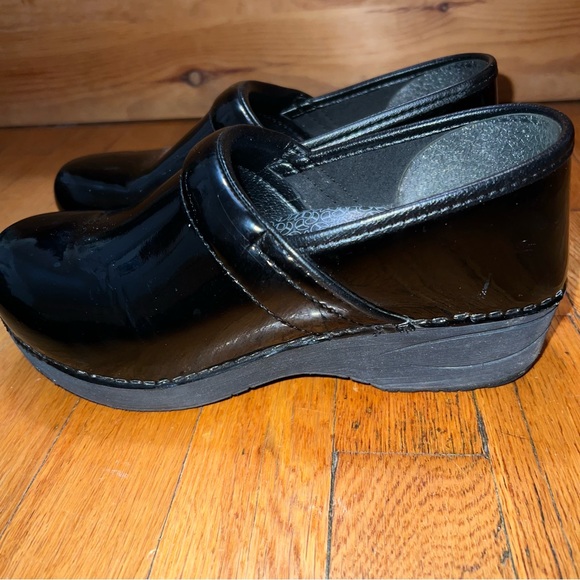 Dansko XP 2.0 Black Patent Clogs Size 38. Great used condition - Picture 7 of 8